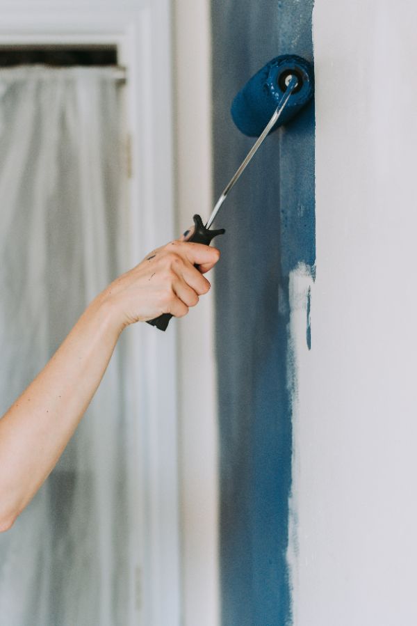 closeup-shot-person-using-paint-rollers-with-color-blue (1)